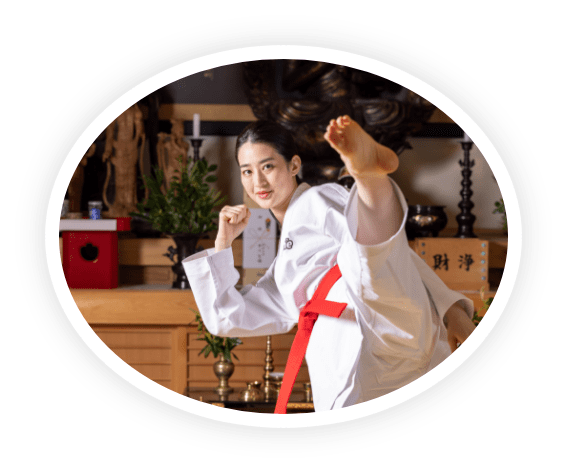 防犯訓練をする女性